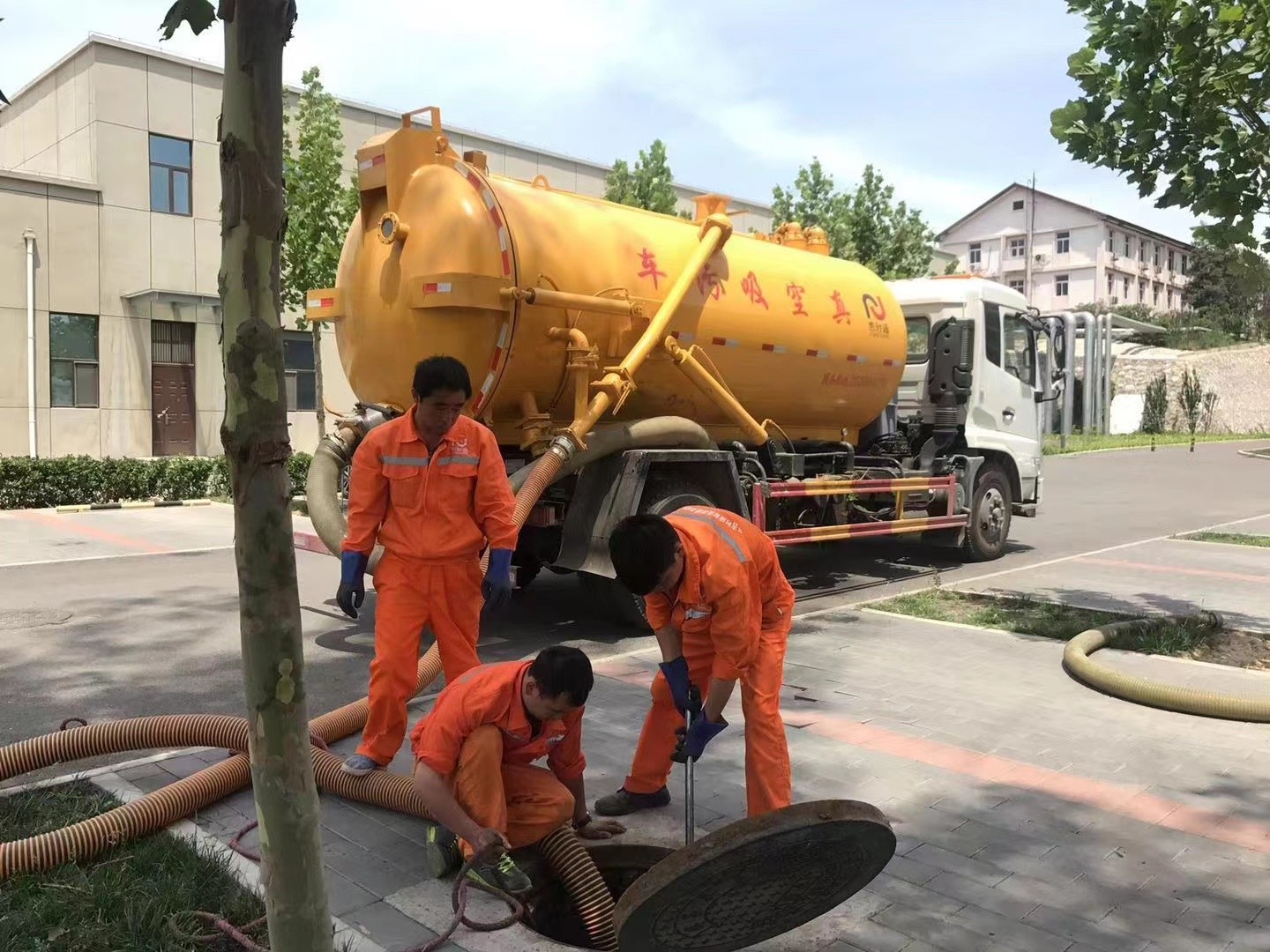 可克达拉化粪池清理与5-8吨吸粪车施工效率分析